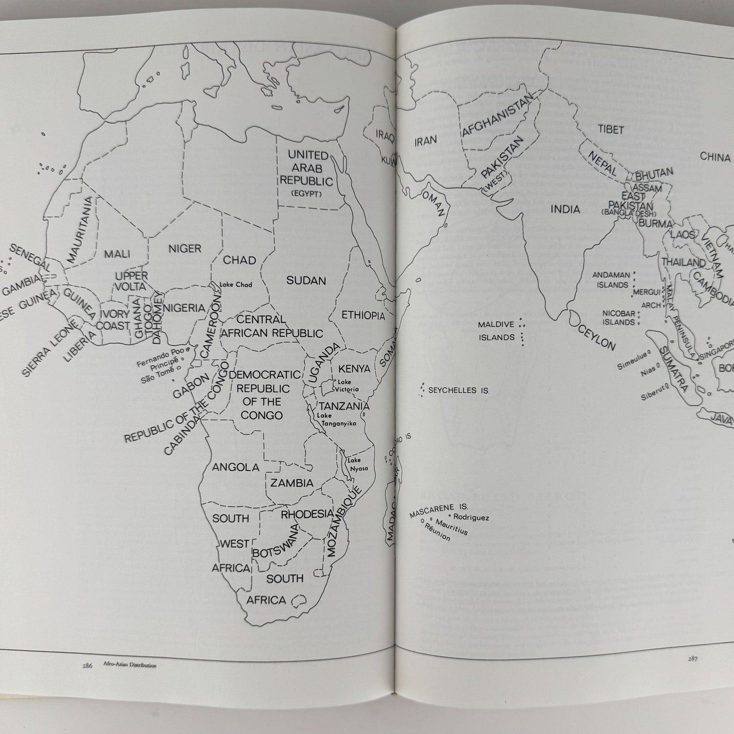 Parrots of the World, Joseph Forshaw, 1978 Oversized Book - Pretty Old Books