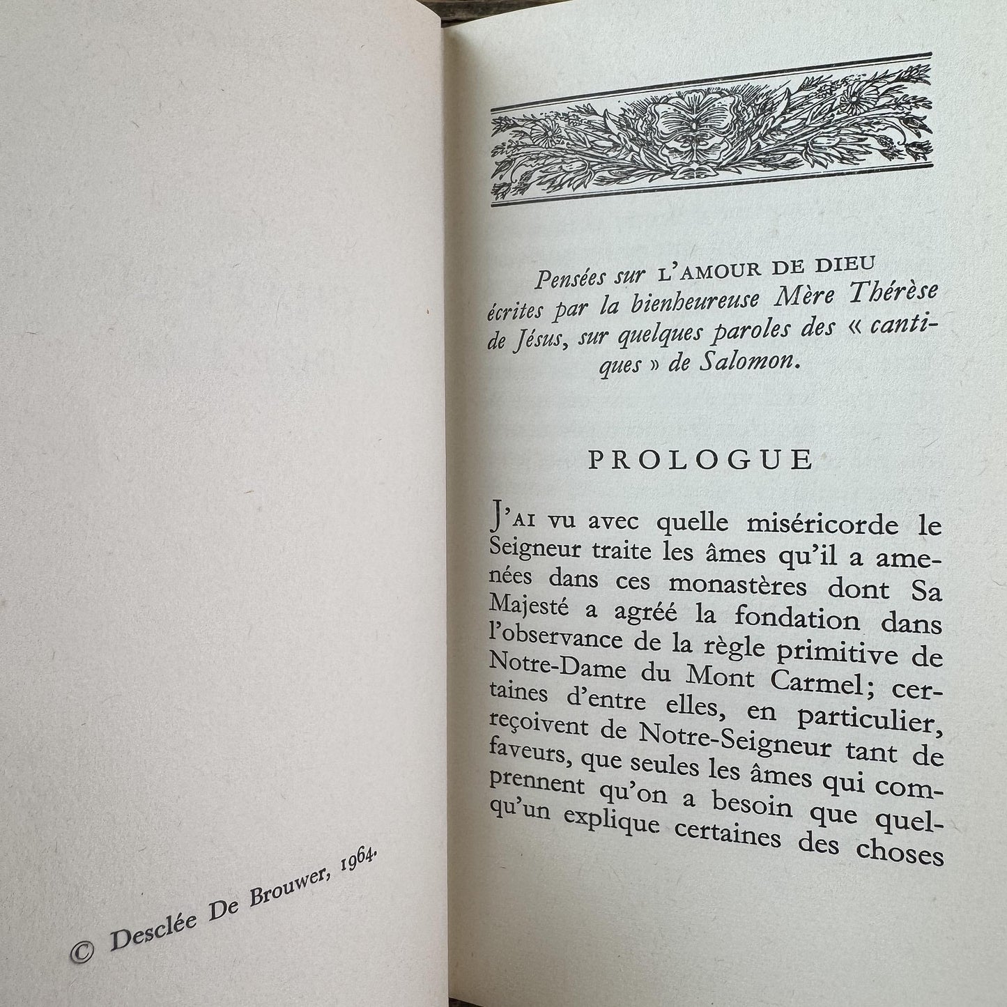 Pocket-Sized Saints Book Set in French, Sainte Thérèse, Saint Jean, Saint Francis - Pretty Old Books