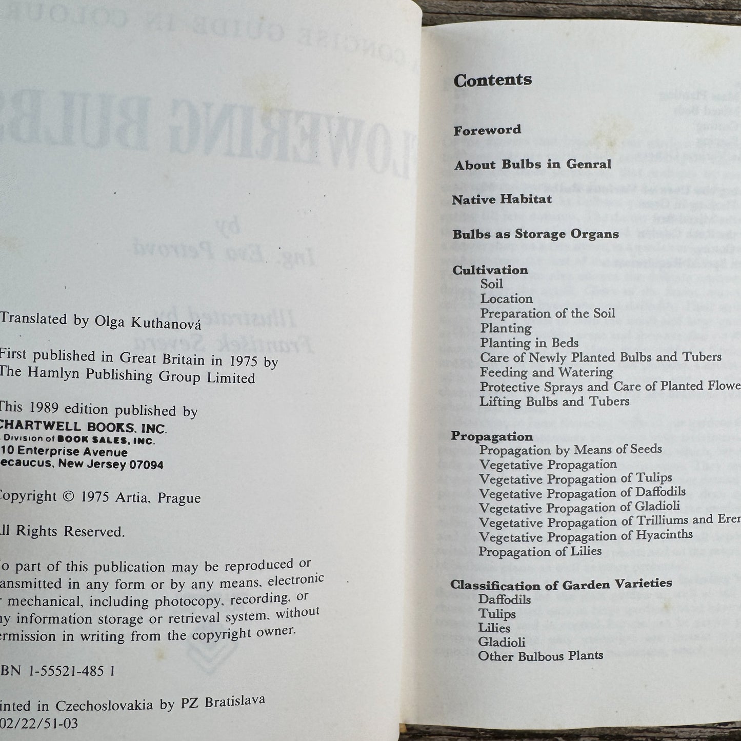 A Concise Guide in Color: Flowering Bulbs, Eva Petrova, 1989