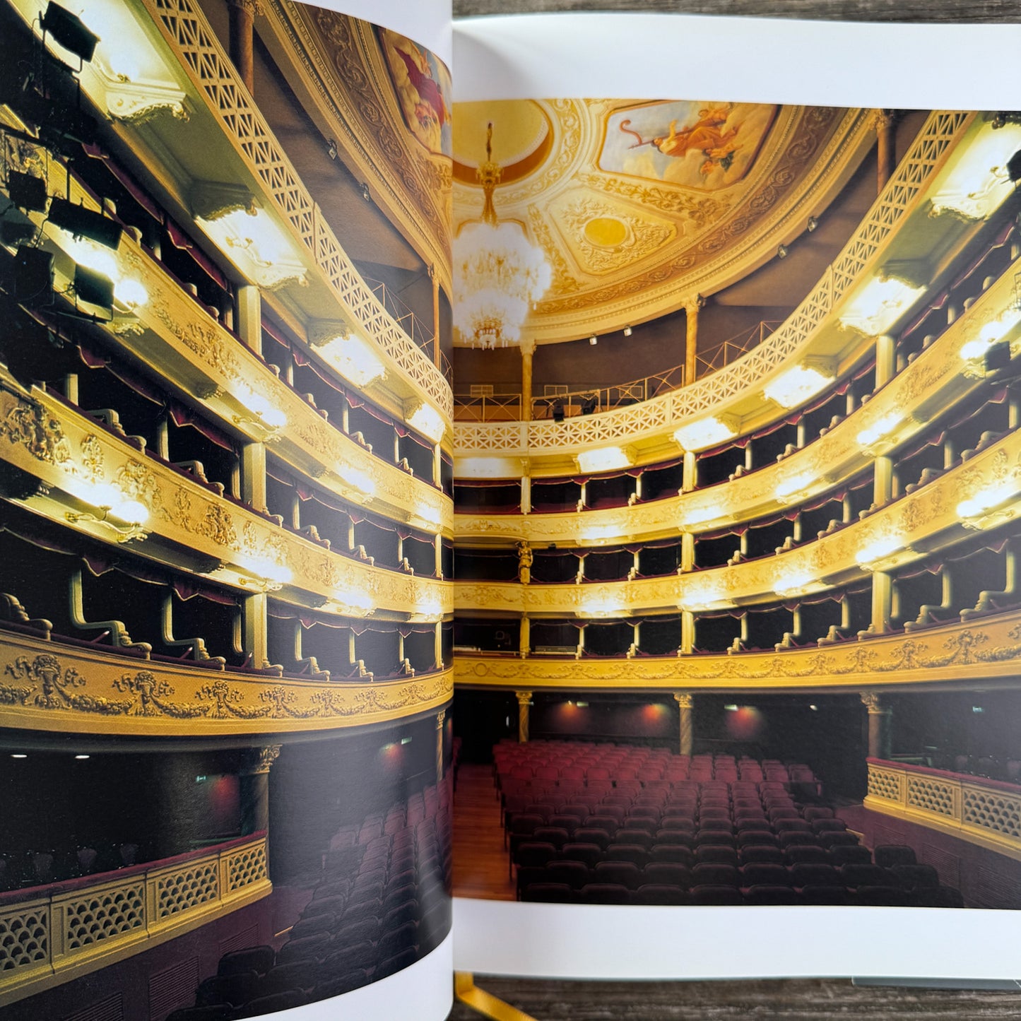 Curtains Up on Genoa: Genova Apre le Quinte, Luciano Leonotti, 1999, Tormena Editore