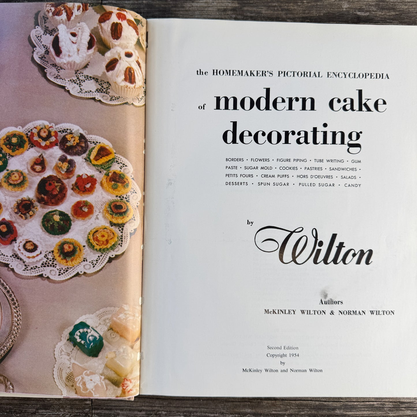The Homemakers Pictorial Encyclopedia of Modern Cake Decorating by Wilton, 1962