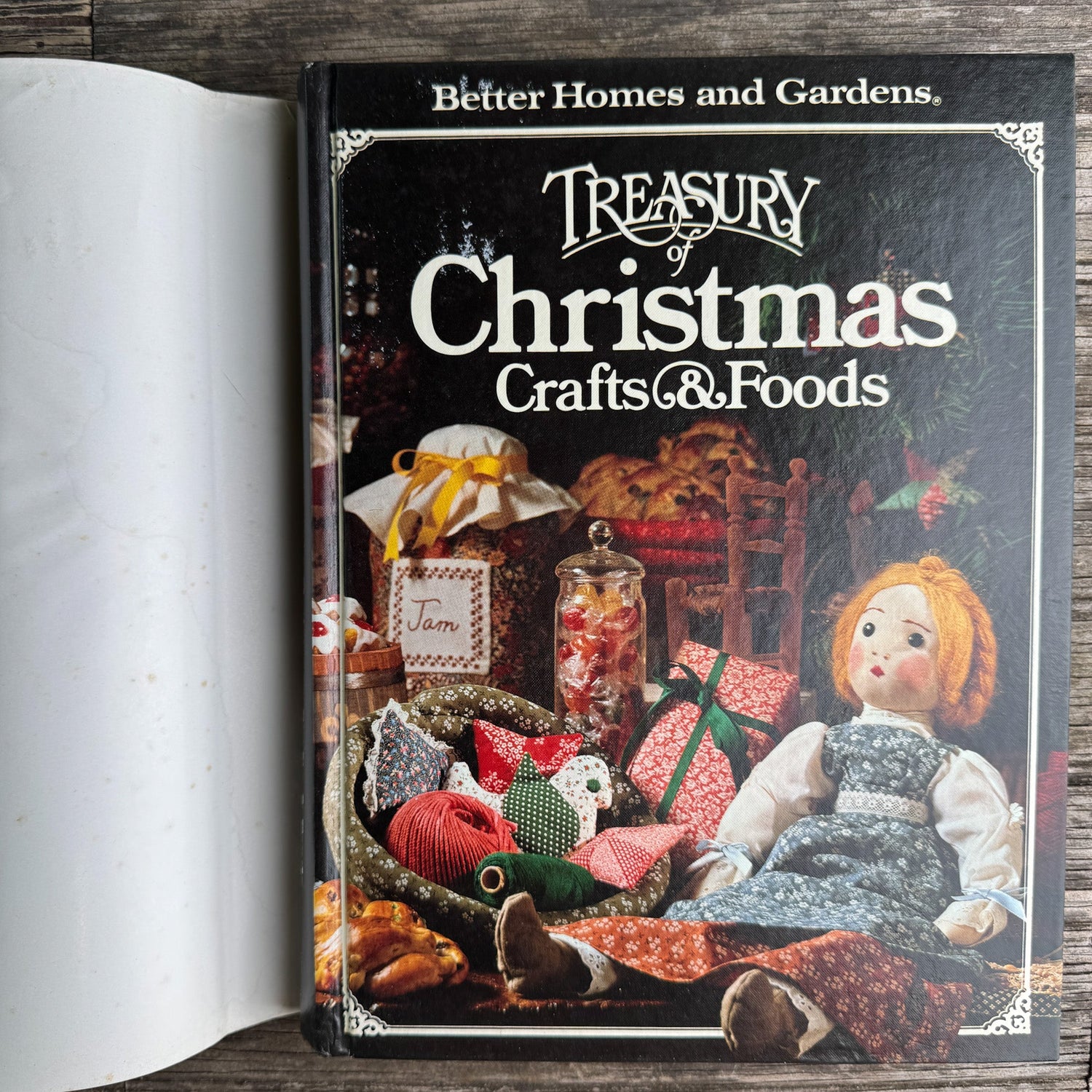 Better Homes and Gardens Treasury of Christmas Crafts and Foods, 1980 - Pretty Old Books