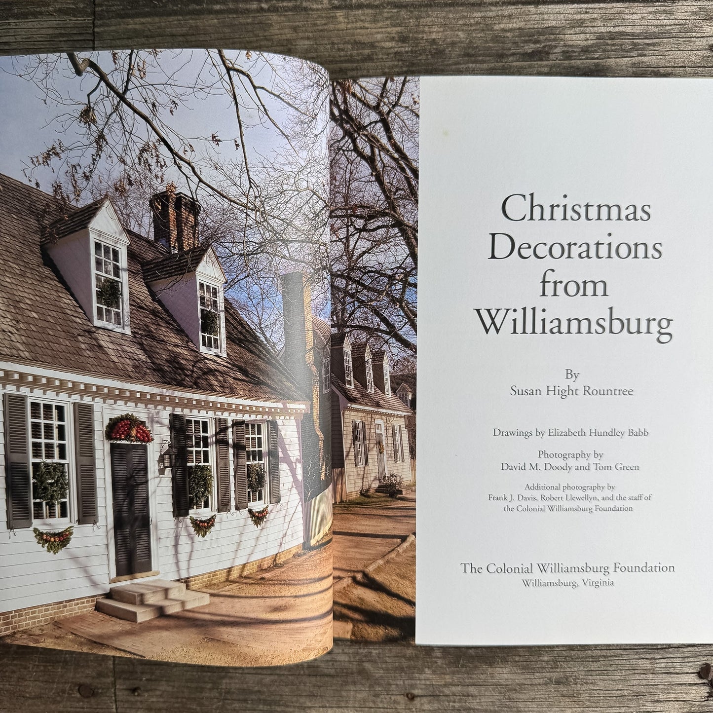 Christmas Decorations from Williamsburg, Susan Hight Rountree, 1992 - Pretty Old Books