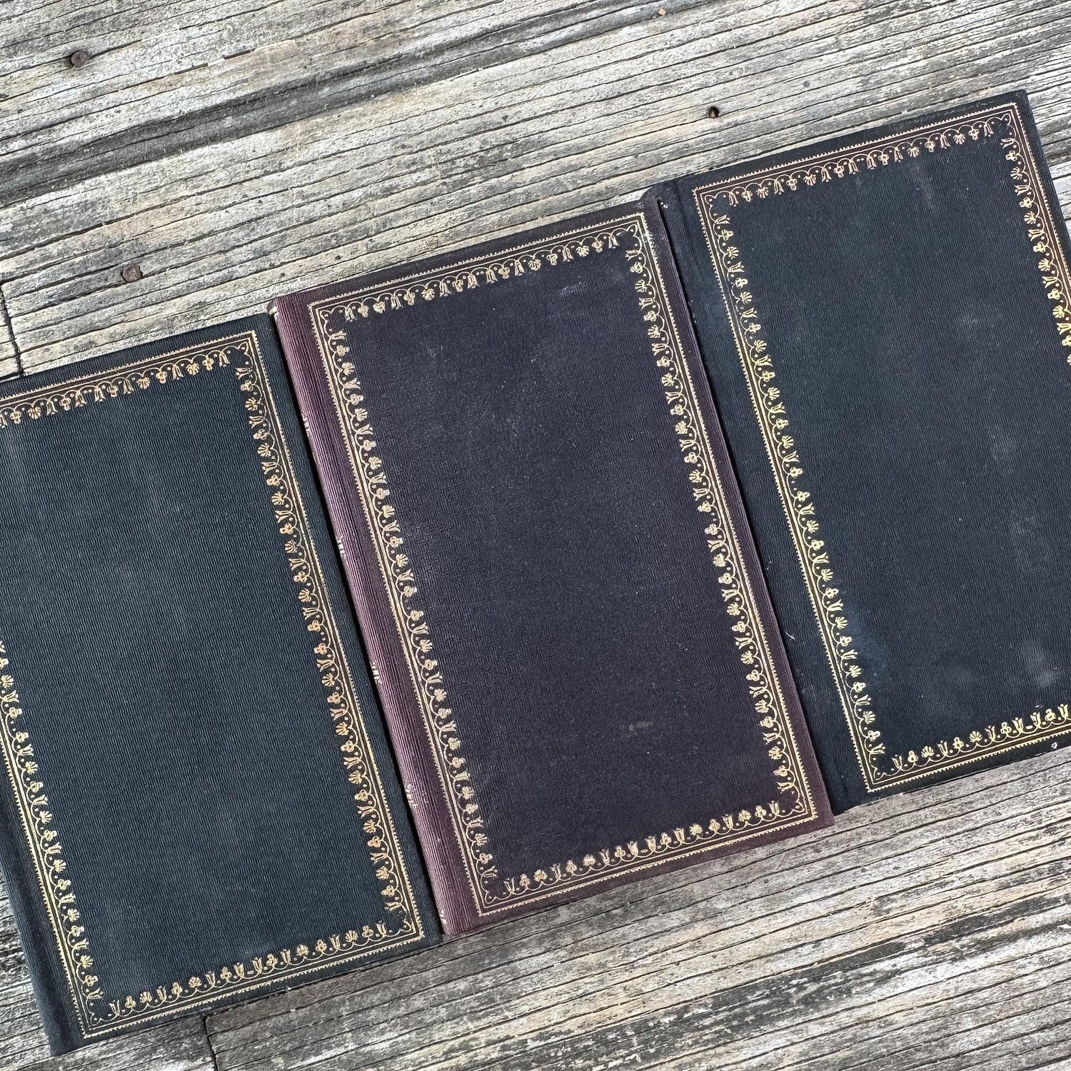 Pocket-Sized Saints Book Set in French, Sainte Thérèse, Saint Jean, Saint Francis - Pretty Old Books