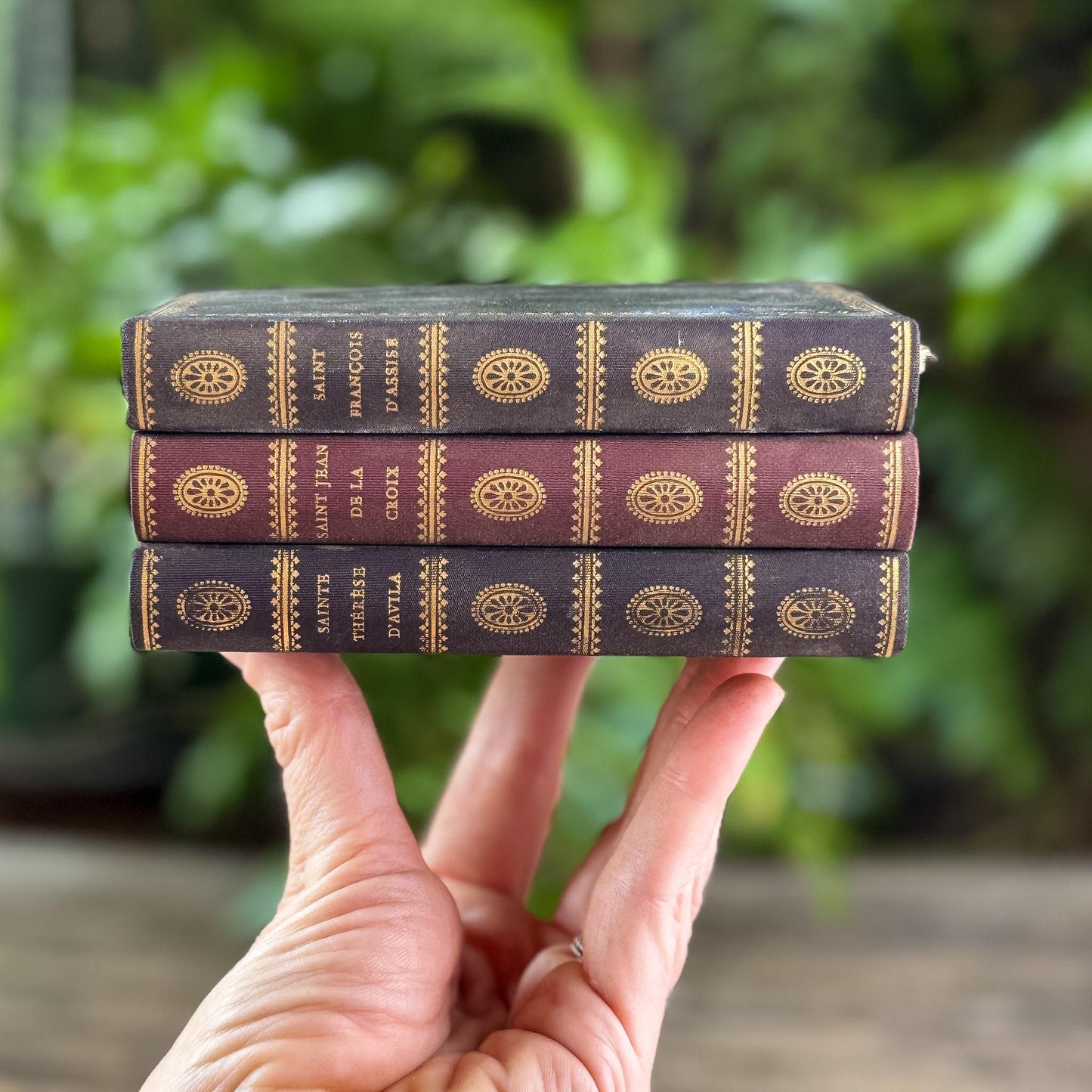 Pocket-Sized Saints Book Set in French, Sainte Thérèse, Saint Jean, Saint Francis - Pretty Old Books