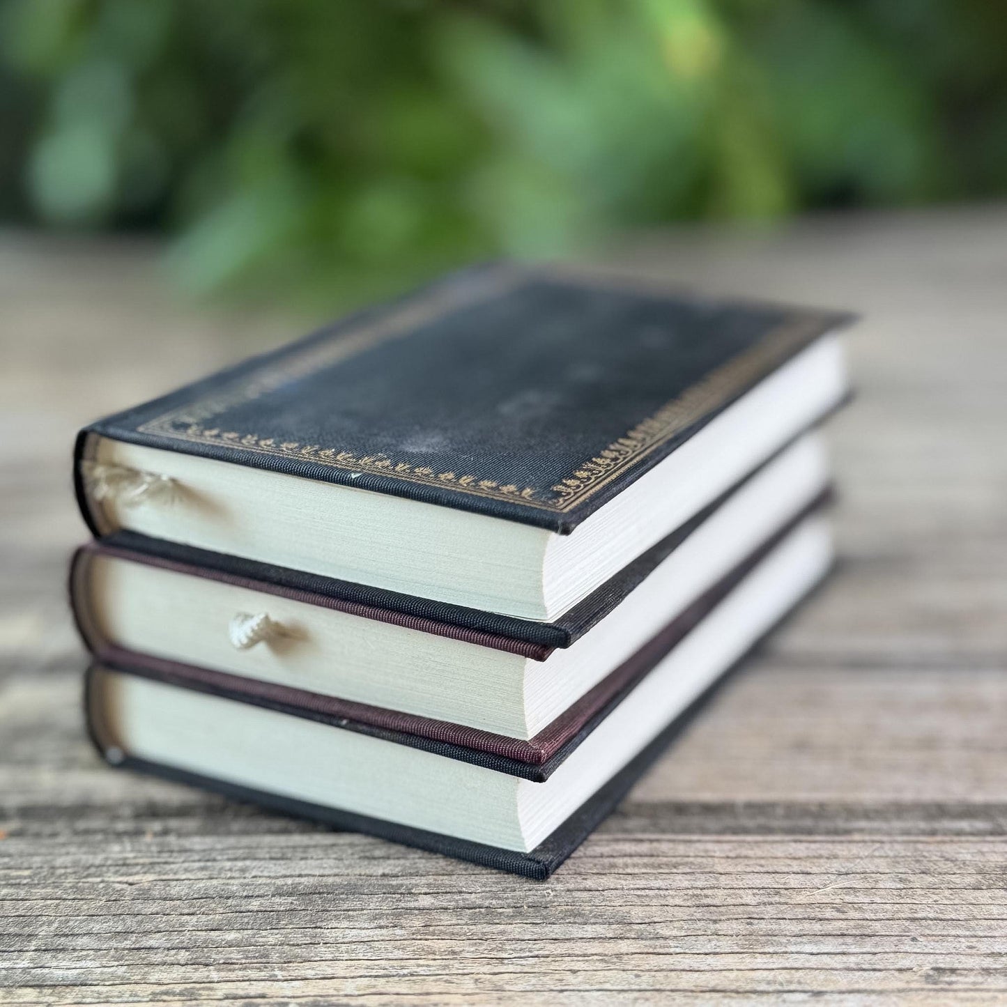 Pocket-Sized Saints Book Set in French, Sainte Thérèse, Saint Jean, Saint Francis - Pretty Old Books