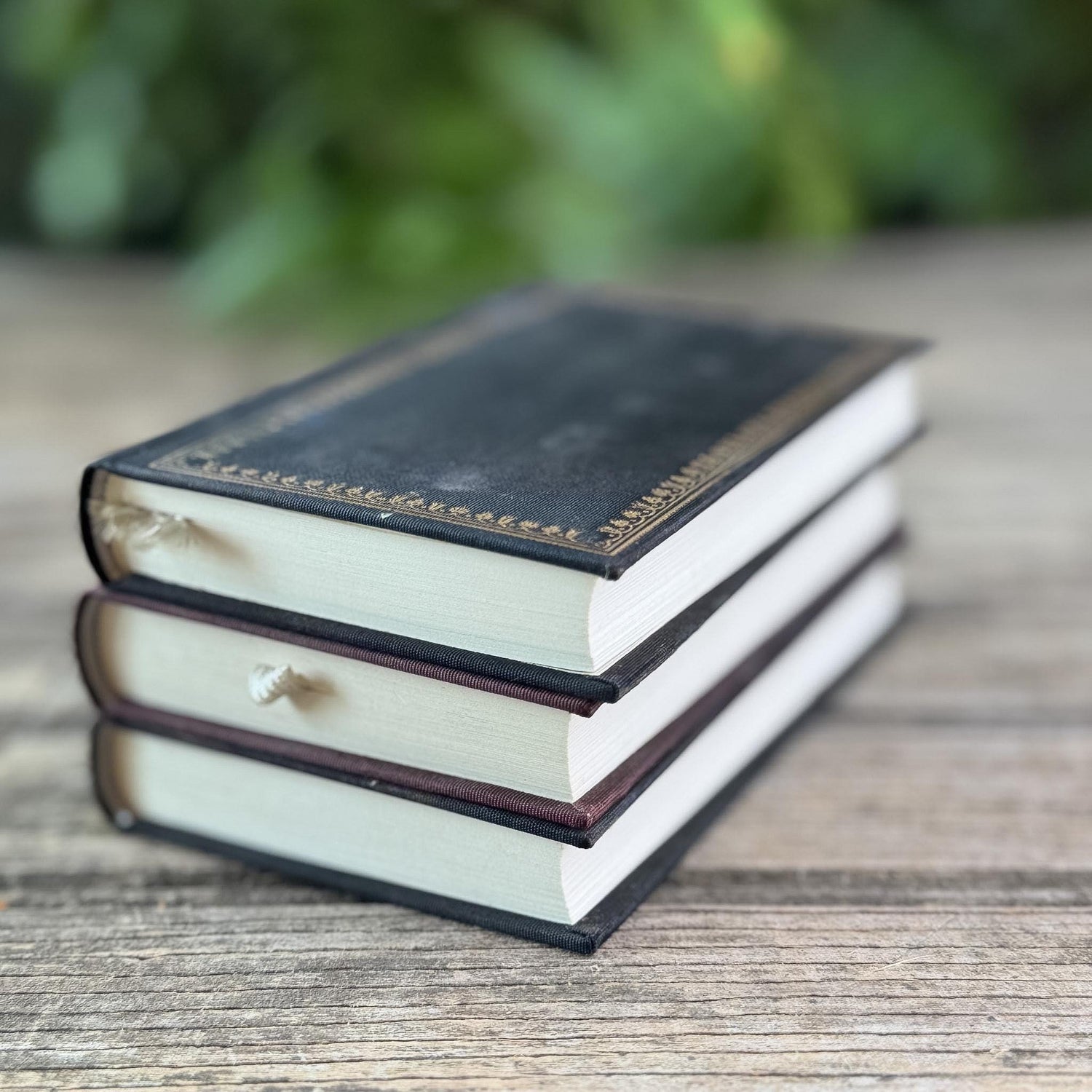 Pocket-Sized Saints Book Set in French, Sainte Thérèse, Saint Jean, Saint Francis - Pretty Old Books