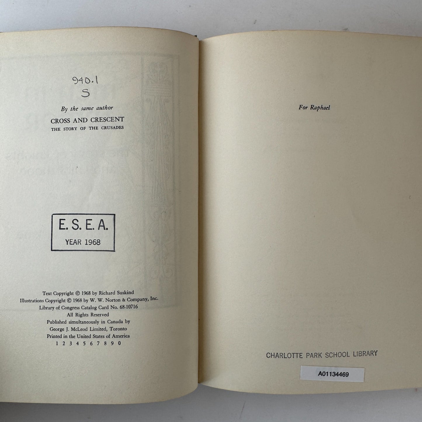 Richard Suskind: Men in Armor, The Story of Knights and Knighthood, 1968 - Pretty Old Books